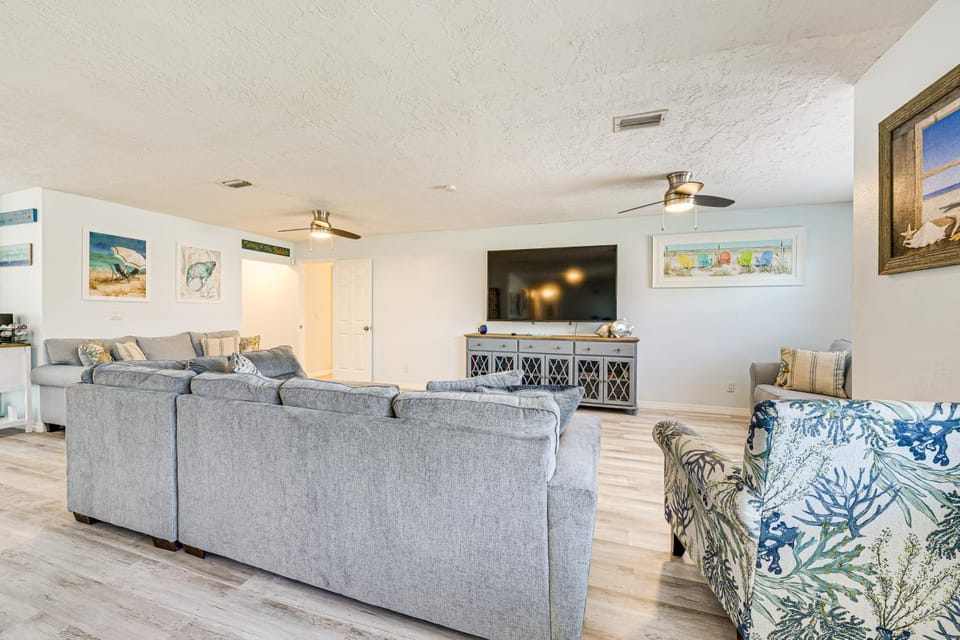 < 2 Mi to Beach & Marina: Bright Ruskin Retreat! House in Ruskin