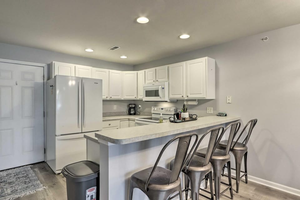 Poolside Fun! Lake-View Camdenton Condo House in Ozark Mountains