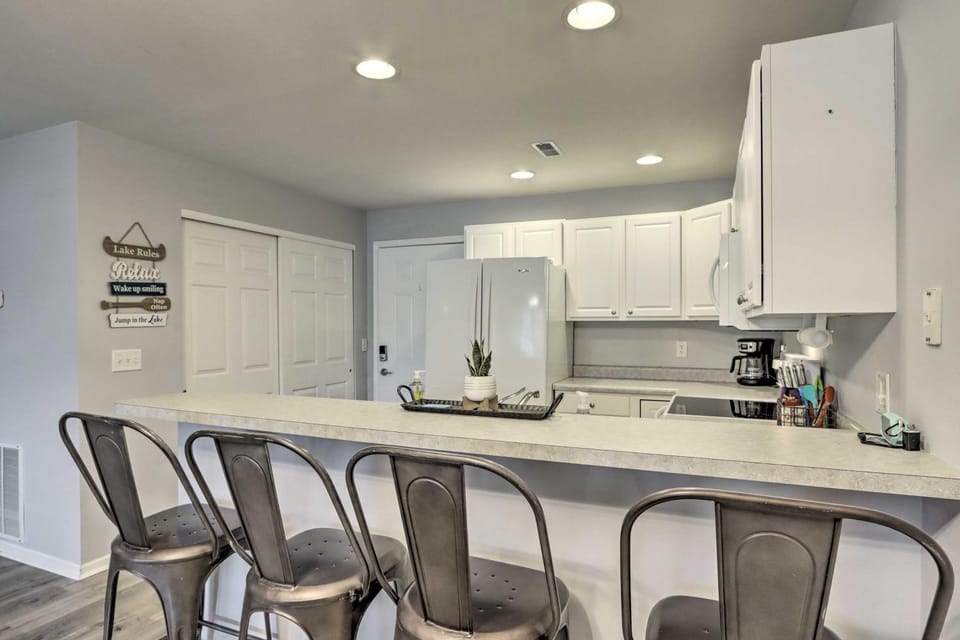 Poolside Fun! Lake-View Camdenton Condo House in Ozark Mountains