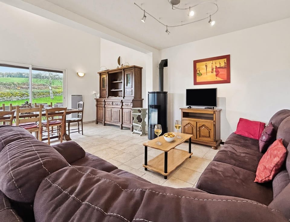 TV and multimedia, Living room, Seating area, Dining area