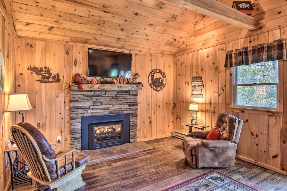 Natures Retreat with Hot Tub 7 Mi to Bryson City House in Whittier