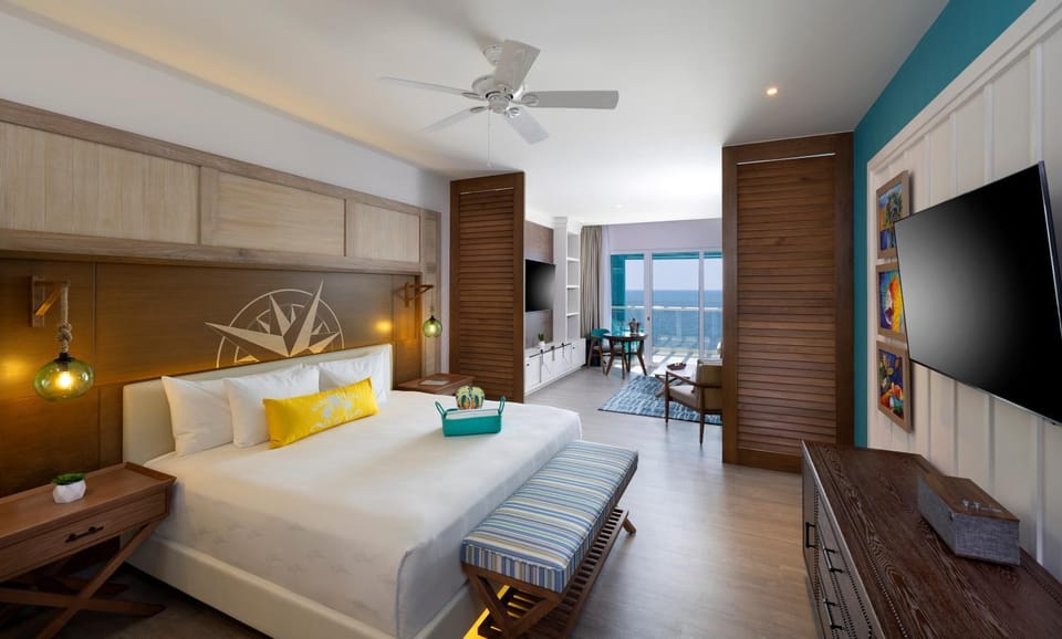 View (from property/room), Balcony/Terrace, Seating area, Bedroom