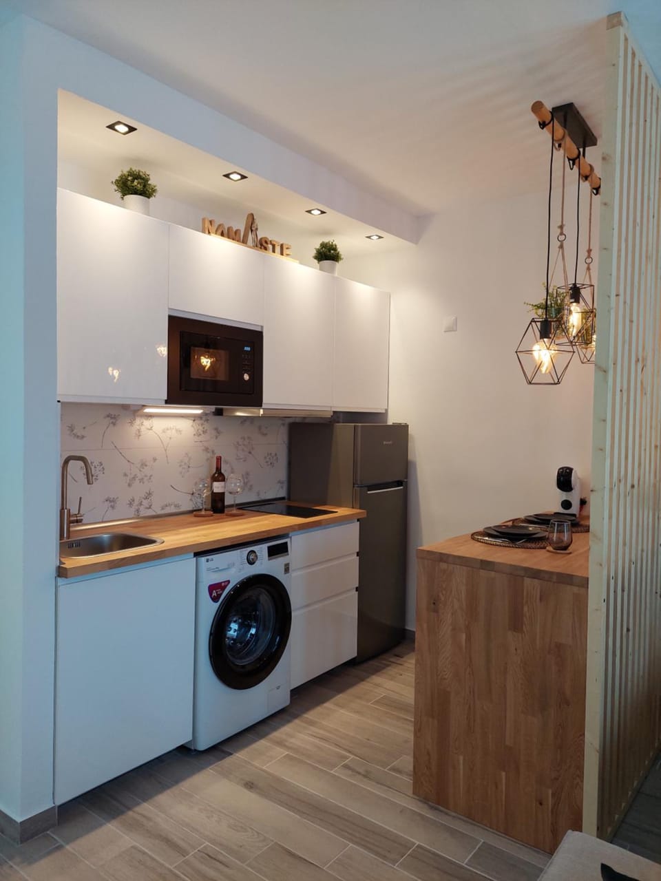 Kitchen or kitchenette, Dining area, washing machine