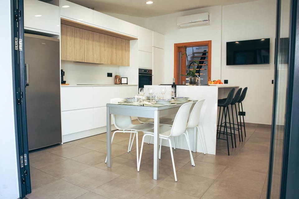 Dining area, kitchen