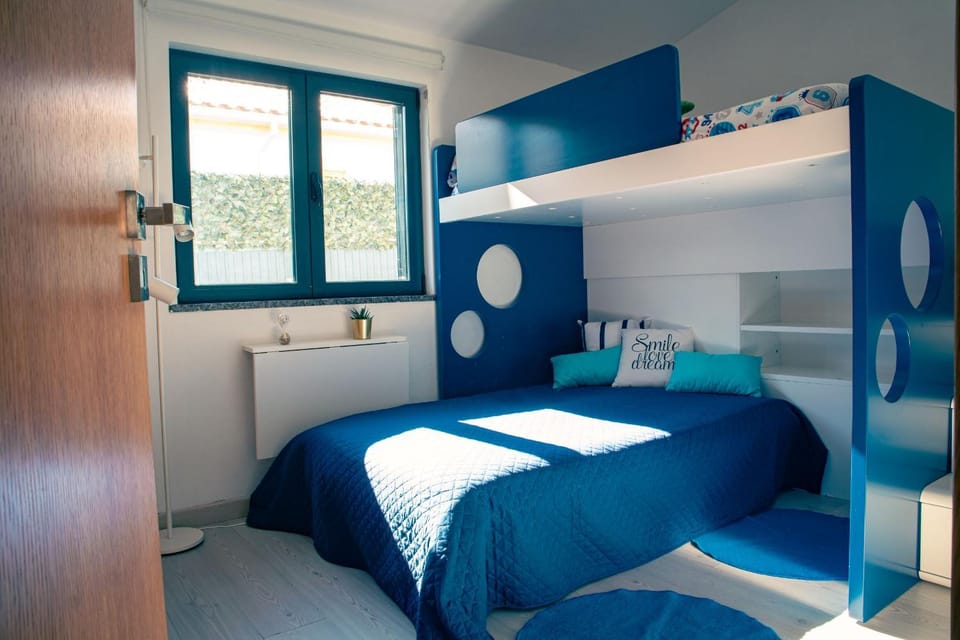 Bedroom, bunk bed