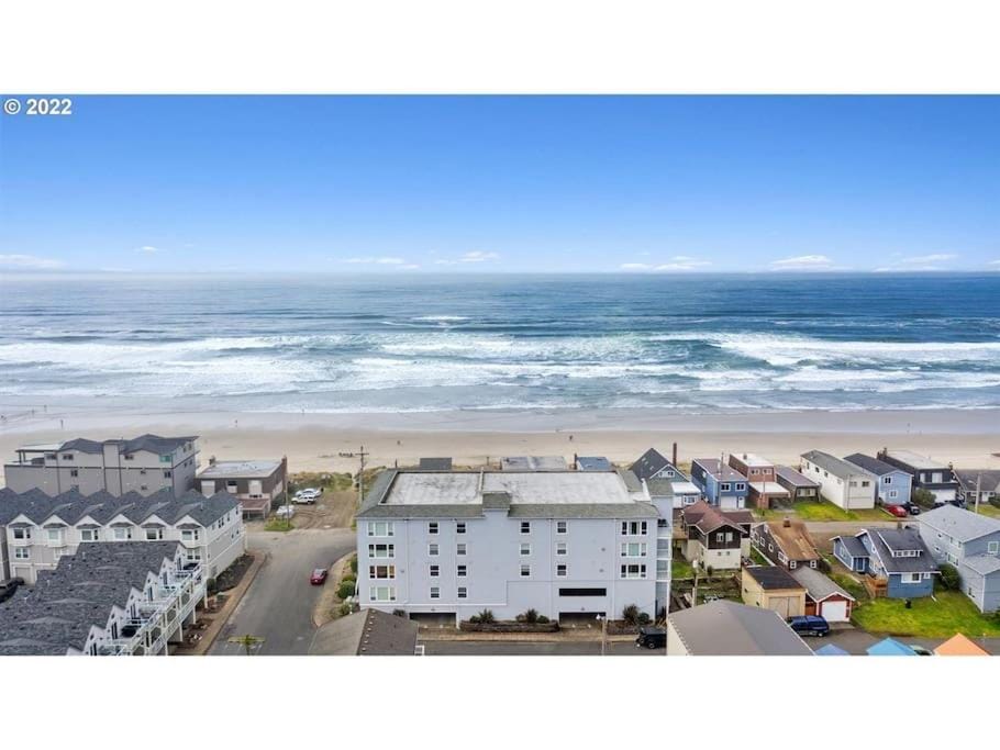 Rockaway oceanview condo,Steps to the beach & Downtown,W&D, WiFi House in Rockaway Beach