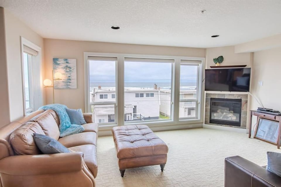 Rockaway oceanview condo,Steps to the beach & Downtown,W&D, WiFi House in Rockaway Beach