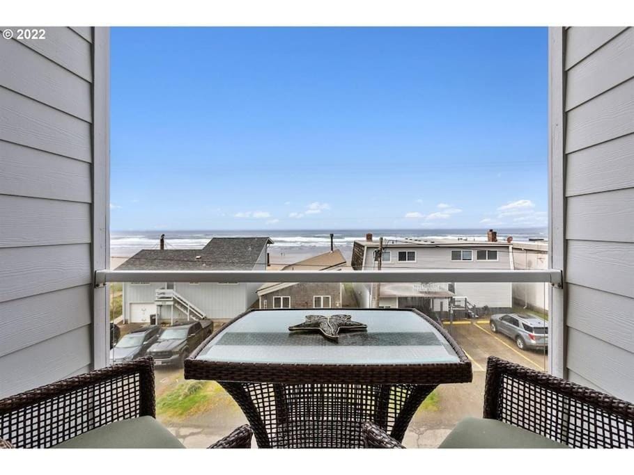Rockaway oceanview condo,Steps to the beach & Downtown,W&D, WiFi House in Rockaway Beach