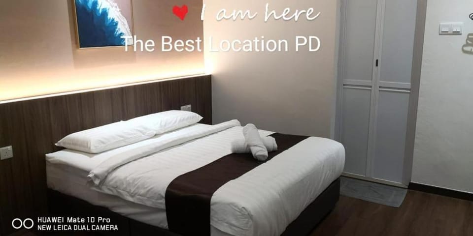 Bed, Property logo or sign, Photo of the whole room, Bedroom