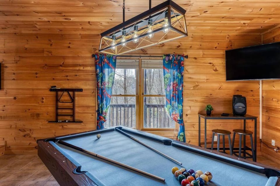 Billiard, Game Room