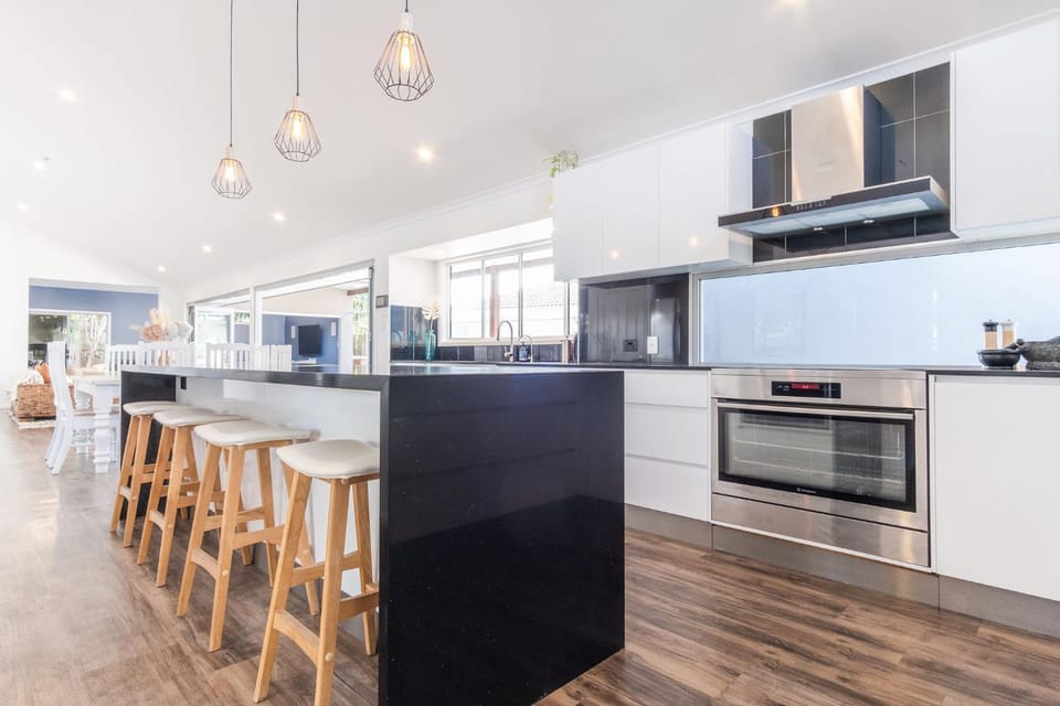 Kitchen or kitchenette, Dining area, dishwasher, minibar, pet friendly, stove