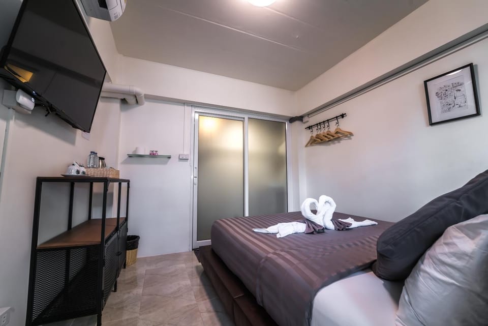 Photo of the whole room, Bedroom
