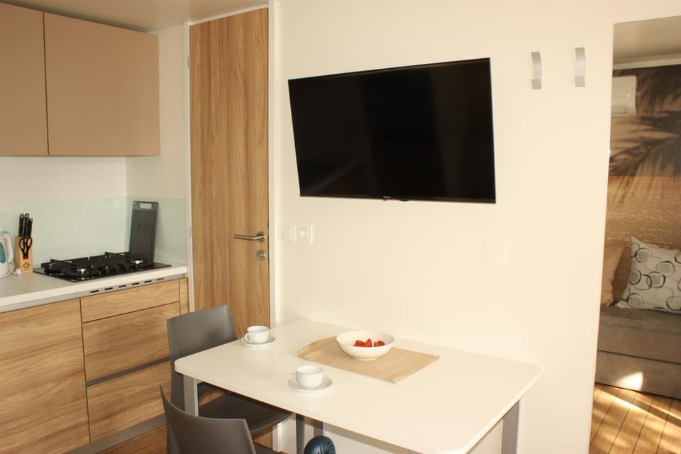 Communal lounge/ TV room, TV and multimedia, Dining area