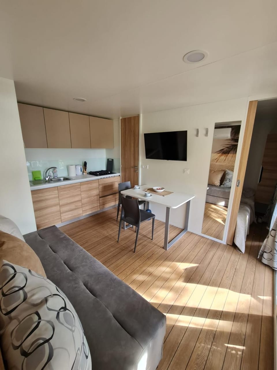 Coffee/tea facilities, Living room, Seating area, Dining area