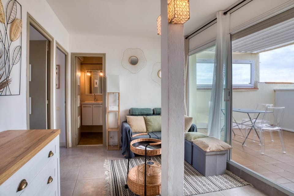 Patio, Natural landscape, Balcony/Terrace, Living room, Seating area, Dining area