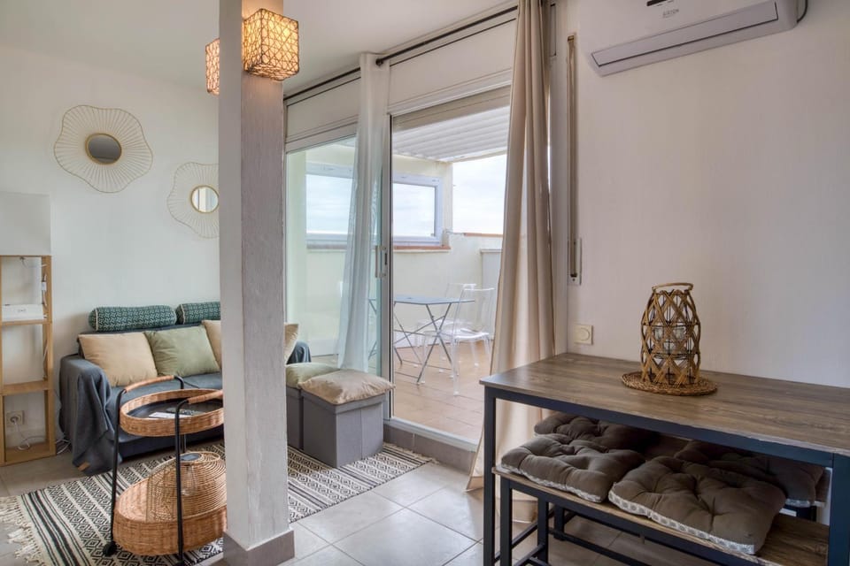 Living room, Seating area, Dining area, air conditioner
