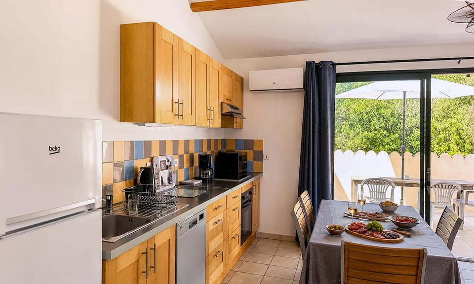 Dining area, kitchen