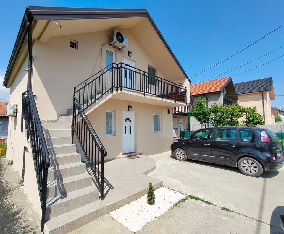 Property building, Day, Neighbourhood, Street view, Parking