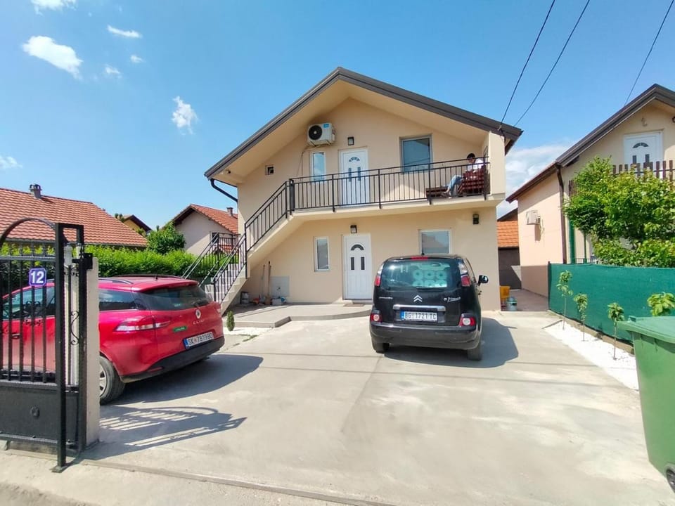 Property building, Day, Neighbourhood, Balcony/Terrace, Balcony/Terrace, Street view, Parking