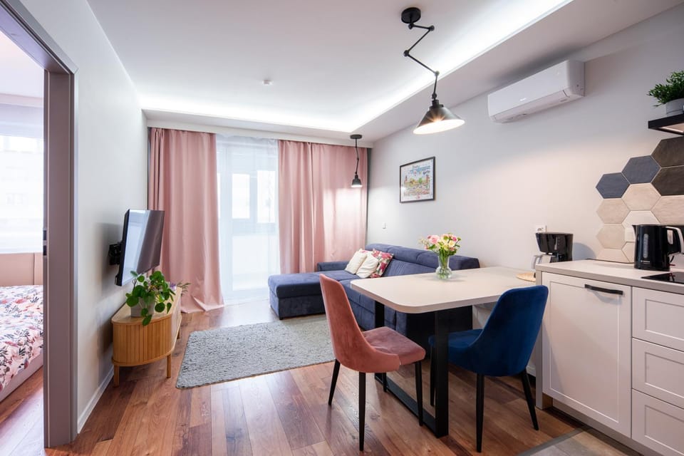 Bed, TV and multimedia, Kitchen or kitchenette, Living room, Seating area, Dining area, Bedroom, air conditioner