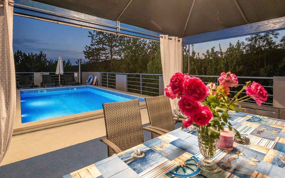 Patio, Day, Natural landscape, View (from property/room), Balcony/Terrace, Dining area, Pool view, Swimming pool, sunbed