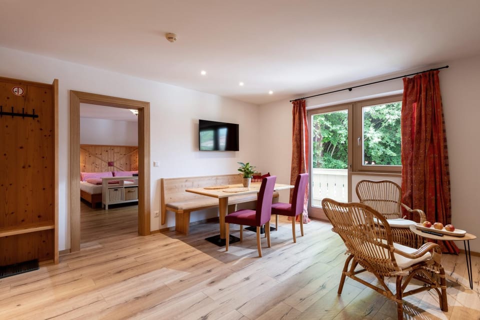 Bed, TV and multimedia, Living room, Seating area, Dining area