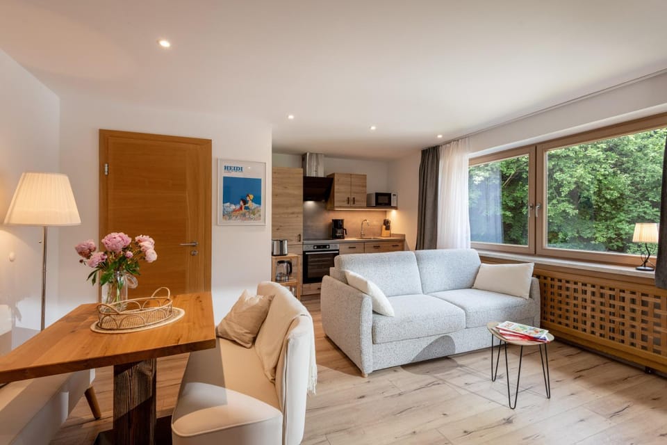 TV and multimedia, Kitchen or kitchenette, Living room, Seating area, Dining area