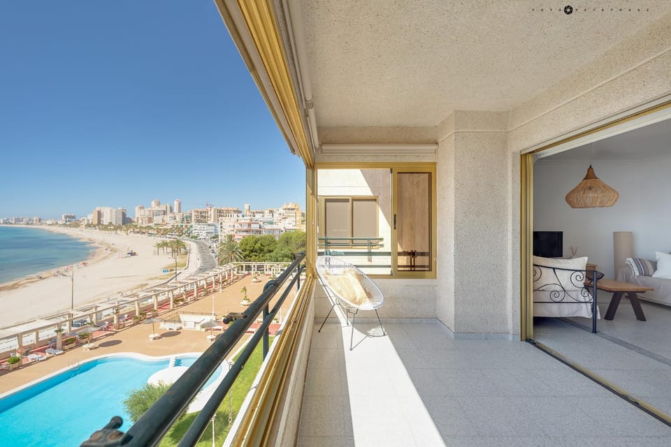 View (from property/room), Balcony/Terrace, Beach, Windsurfing, Pool view, Sea view, Swimming pool, sunbed