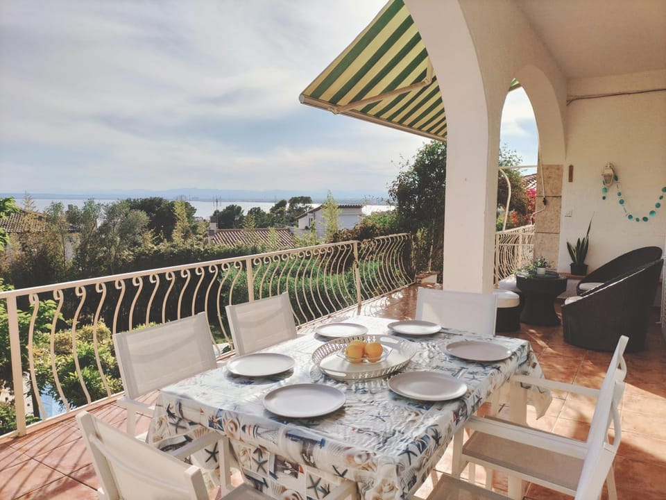Casita Bouganvilla House in Roses