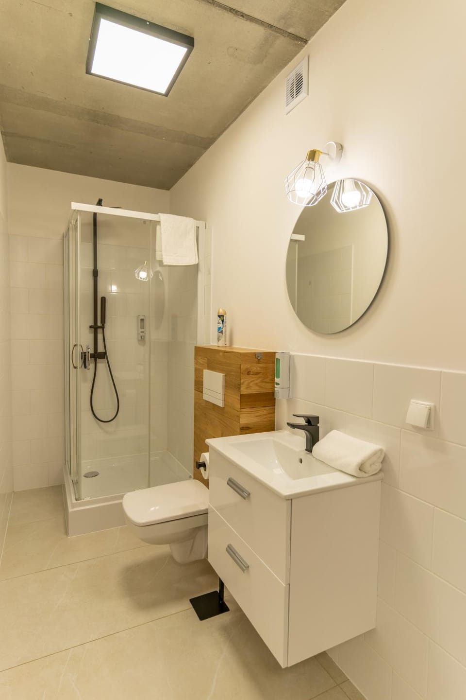 Shower, Toilet, Bathroom, towels