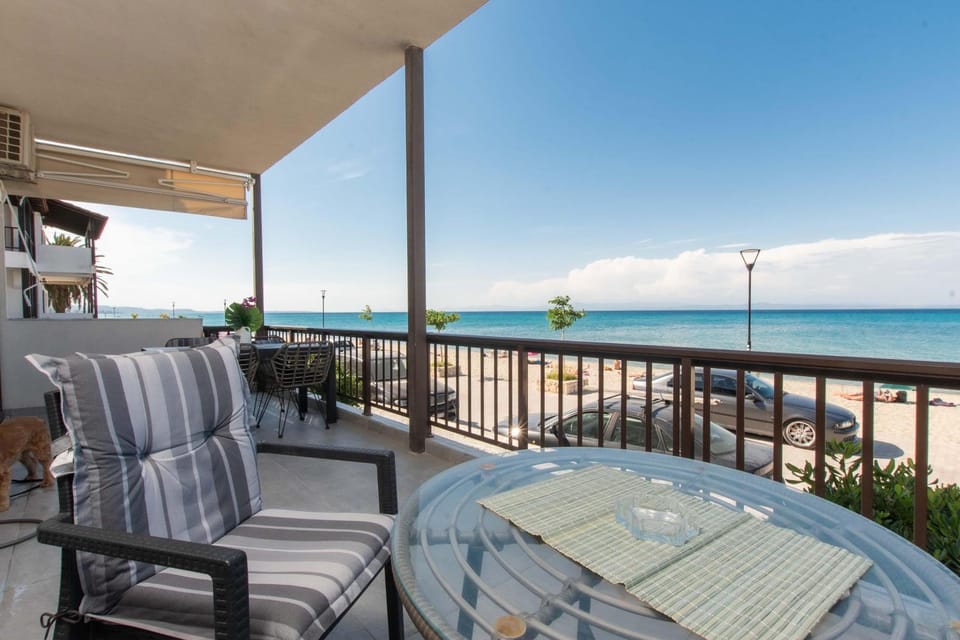 Day, View (from property/room), Balcony/Terrace, Seating area, Dining area, Beach, Sea view