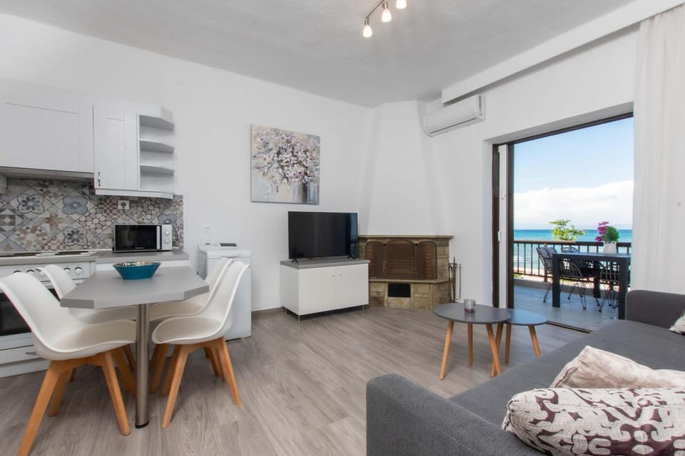 TV and multimedia, Kitchen or kitchenette, Living room, Seating area, Dining area