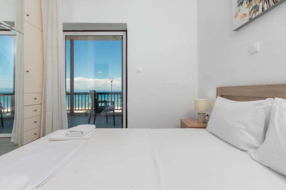 Bed, View (from property/room), Balcony/Terrace, Bedroom, Sea view