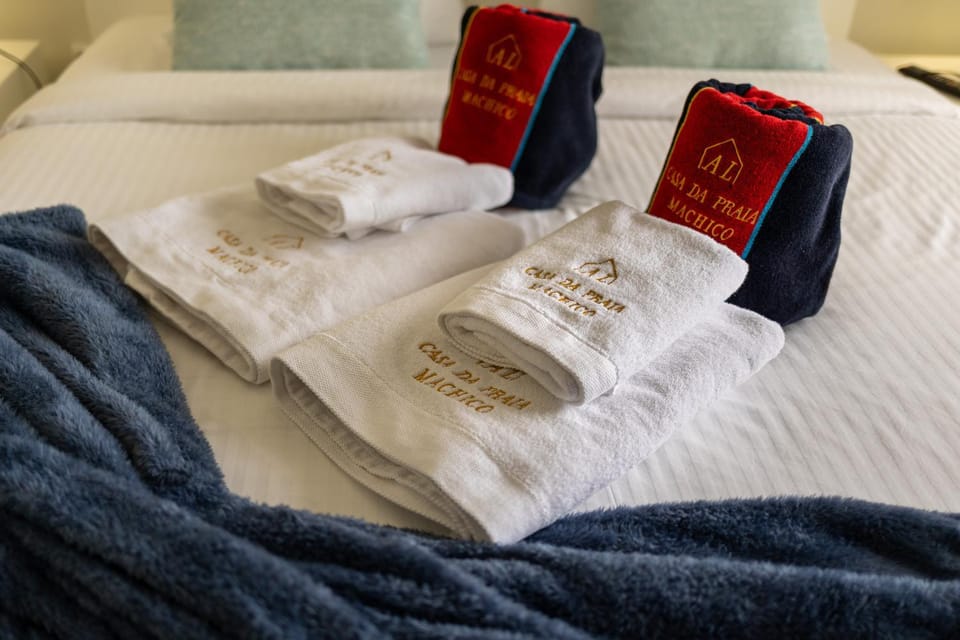 Photo of the whole room, towels