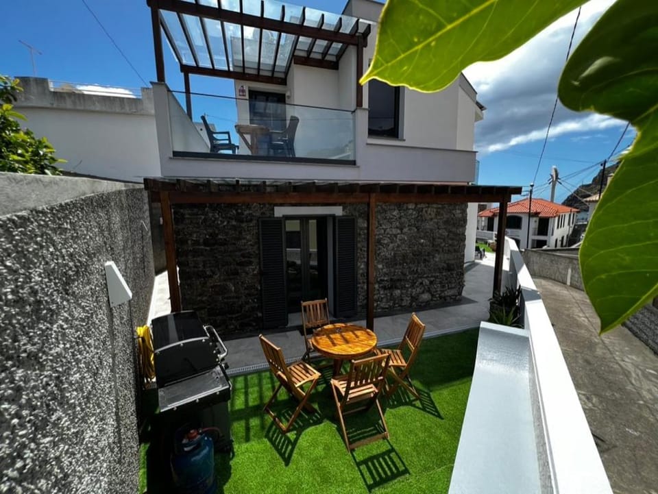 Property building, Balcony/Terrace, Dining area, Garden view