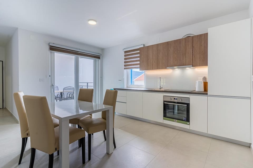 Dining area, kitchen