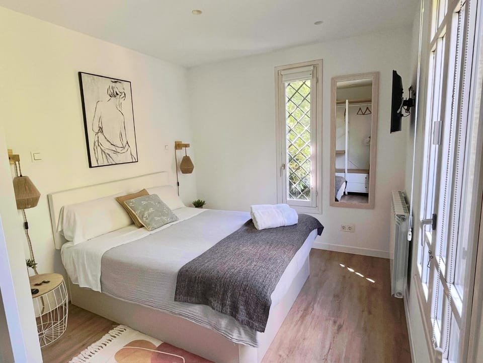 Bed, Photo of the whole room, Bedroom