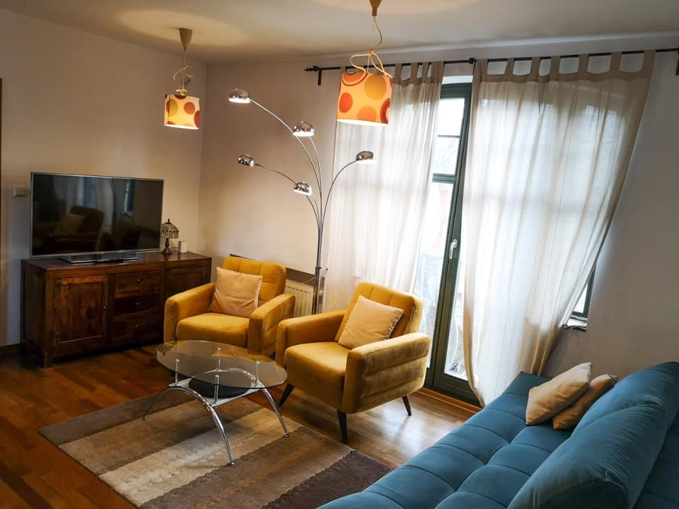 Communal lounge/ TV room, TV and multimedia, Living room, Seating area