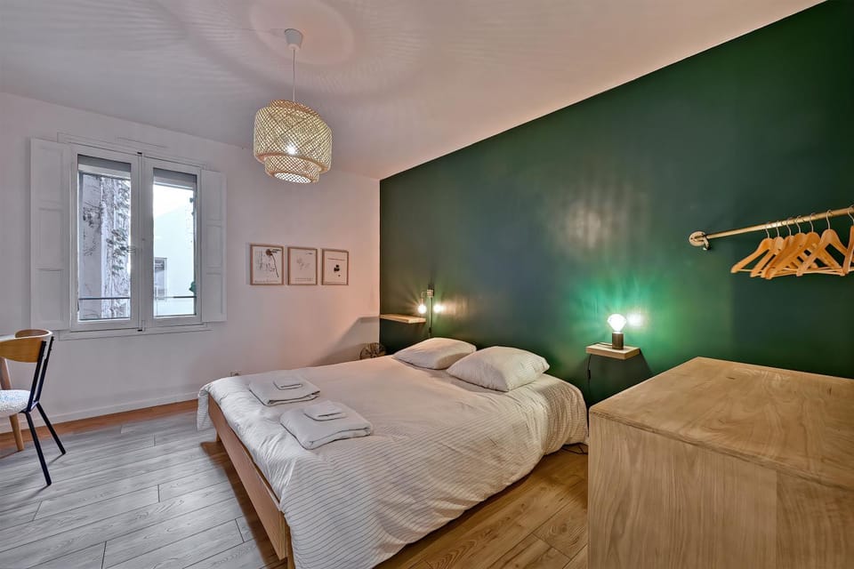 Bed, Photo of the whole room, Bedroom, towels