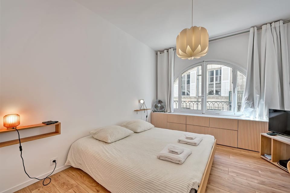 Bed, TV and multimedia, Photo of the whole room, Bedroom, hair dresser, towels