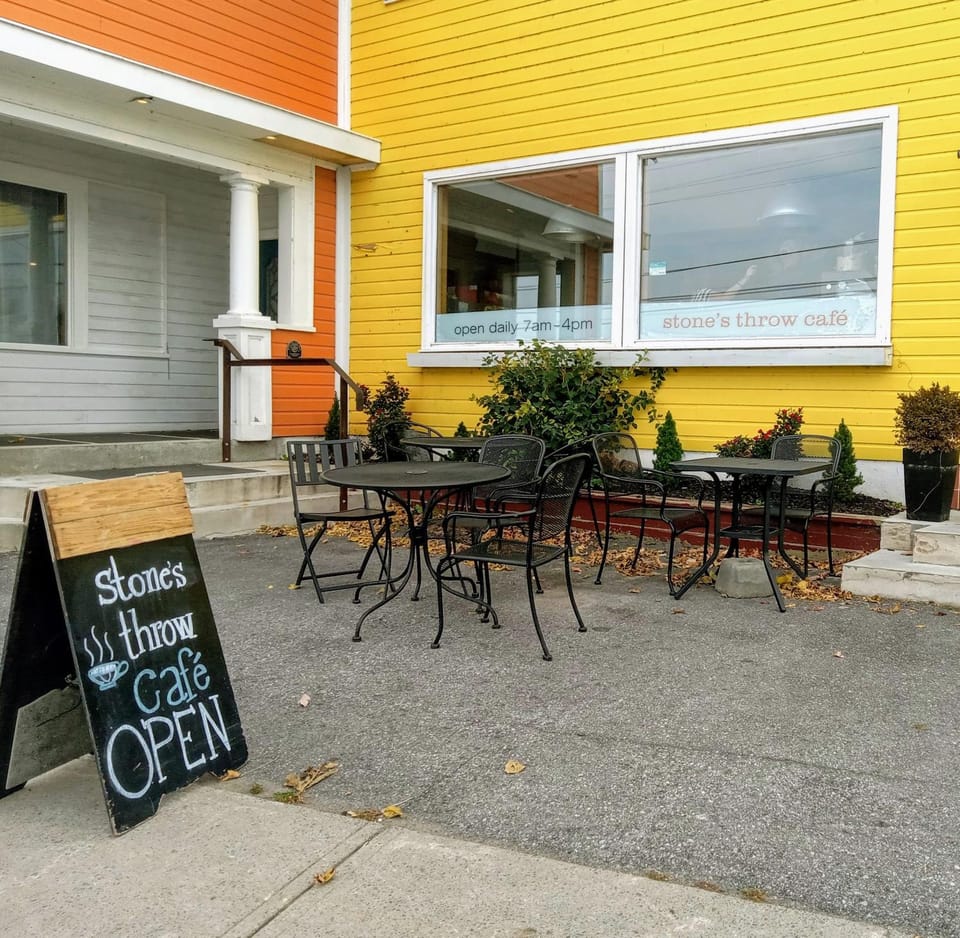 Property building, Patio, Restaurant/places to eat, Day