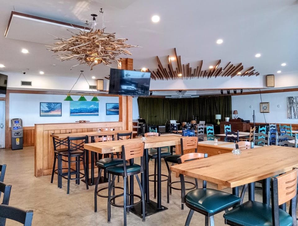 Property building, Restaurant/places to eat, Communal lounge/ TV room, TV and multimedia, Banquet/Function facilities, Seating area, Evening entertainment