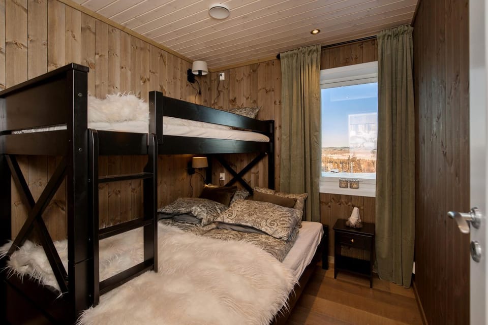 Bedroom, bunk bed