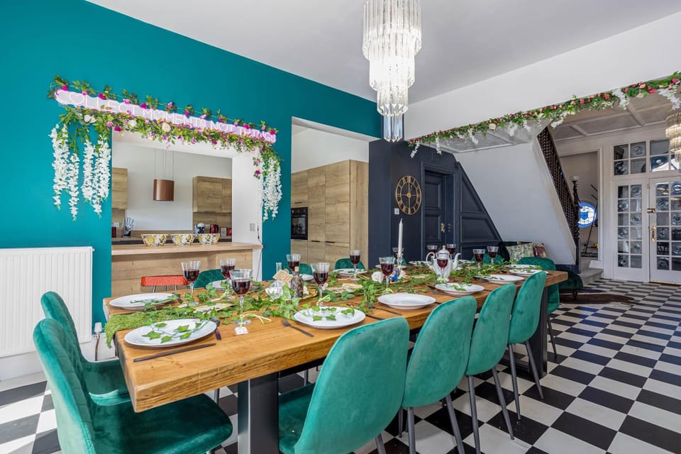 Kitchen or kitchenette, Food and drinks, Seating area, Dining area