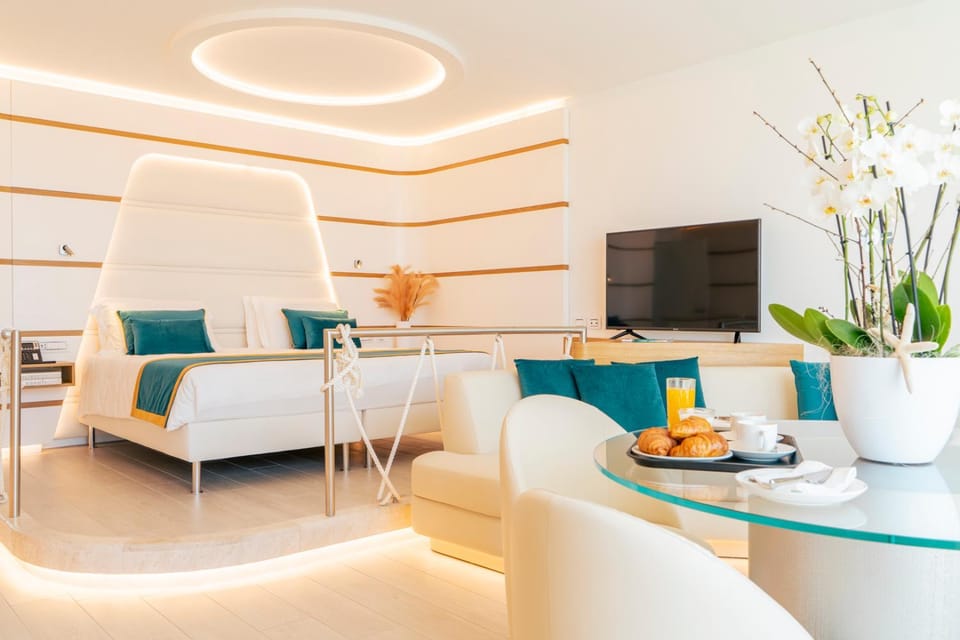 Bed, Living room, Dining area