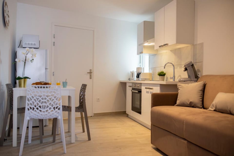 Kitchen or kitchenette, Seating area, Dining area