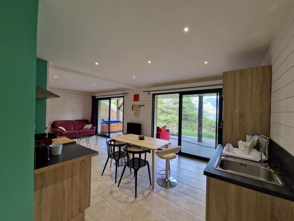Kitchen or kitchenette, Lake view, Mountain view