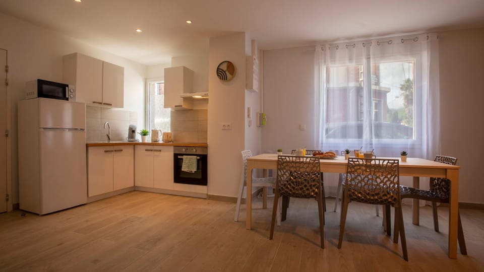 Kitchen or kitchenette, Dining area