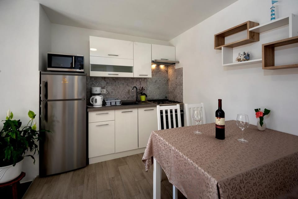 Kitchen or kitchenette, Dining area