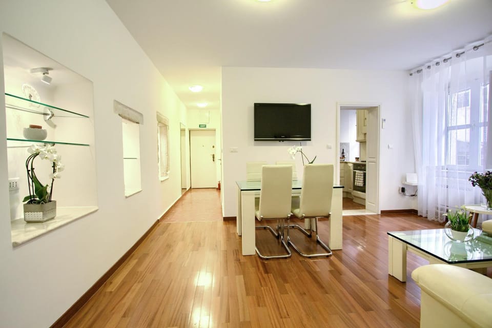 TV and multimedia, Living room, Dining area